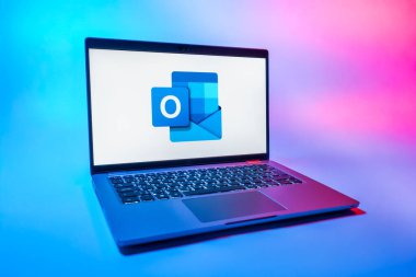 Prag, Çek Cumhuriyeti - 08 01 2025: Tek tip arkaplanda bir dizüstü bilgisayar Outlook logosunu gösterir. Outlook iletileri göndermek ve yönetmek için bir e- posta platformudur.