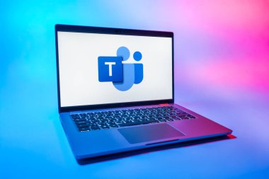 Prag, Çek Cumhuriyeti - 08 01 2025: Ekip logosunu gösteren bir dizüstü bilgisayar. Takımlar takım işbirliği, toplantılar ve iletişim için bir platformdur..