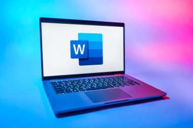 Prag, Çek Cumhuriyeti - 08 01 2025: Uniforma arka planda bir dizüstü bilgisayar Word logosunu gösterir. Word belge yaratmak ve düzenlemek için bir yazılımdır..