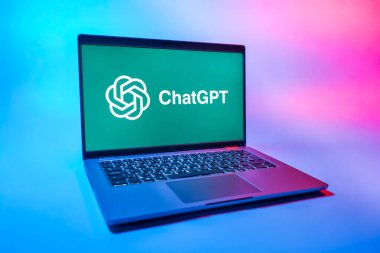 Prag, Çek Cumhuriyeti - 08 01 2025: Tek bir arkaplanda ChatGPT logosunu gösteren bir dizüstü bilgisayar. ChatGPT metin üretmek ve soruları cevaplamak için bir yapay zeka sohbet robotudur..
