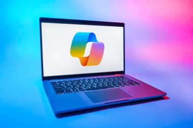 Prag, Çek Cumhuriyeti - 08 01 2025: Tek tip arkaplanda bir dizüstü bilgisayar Copilot logosunu gösteriyor. Copilot, üretkenlik yardımı için yazılıma entegre edilmiş bir yapay zeka asistanıdır..