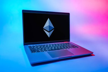 Prag, Çek Cumhuriyeti - 08 01 2025: Ethereum logosunu gösteren bir dizüstü bilgisayar. Ethereum merkezi olmayan uygulamalar ve kripto için bir engelleme platformudur..