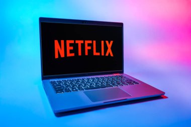 Prag, Çek Cumhuriyeti - 08 01 2025: Tek tip arka planda bir dizüstü bilgisayar Netflix logosunu gösterir. Netflix sinema ve televizyon programları için bir yayın platformudur..