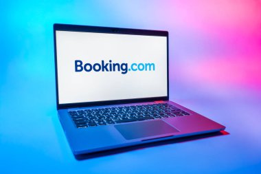 Prag, Çek Cumhuriyeti - 08 01 2025: Üniforma arka planda bir dizüstü bilgisayar Booking.com logosunu gösterir. Rezervasyon, otel bulmak ve rezervasyon yaptırmak için bir platformdur..