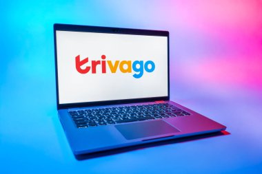Prag, Çek Cumhuriyeti - 08 01 2025: Trivago logosunu gösteren bir dizüstü bilgisayar. Trivago otel fiyatlarını ve anlaşmaları karşılaştırmak için bir platform..