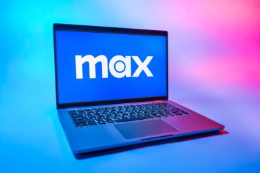 Prag, Çek Cumhuriyeti - 08 01 2025: Tek tip arkaplanda bir dizüstü bilgisayar Max logosunu gösterir. Max, filmler, TV programları ve özgün içerikler için bir yayın platformudur..