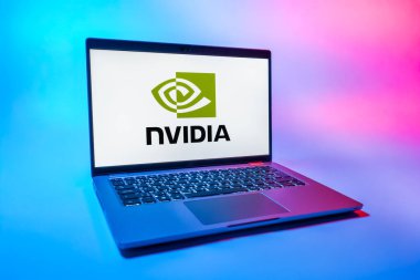 Prag, Çek Cumhuriyeti - 08 01 2025: NVIDIA logosunu gösteren bir dizüstü bilgisayar. NVIDIA, GPU ve yapay zeka donanımı alanında uzmanlaşmış bir teknoloji şirketidir..