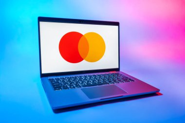 Prag, Çek Cumhuriyeti - 08 01 2025: Tek tip arkaplanda bir dizüstü bilgisayar Mastercard logosunu gösterir. Mastercard ödeme kartları ve hizmetler sağlayan bir finans şirketidir..