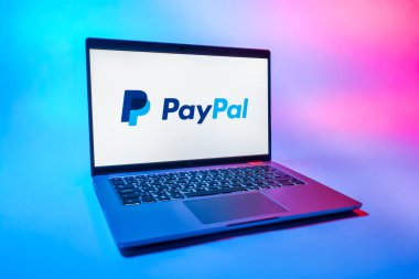 Prag, Çek Cumhuriyeti - 08 01 2025: Tek tip arka planda bir dizüstü bilgisayar PayPal logosunu gösterir. PayPal çevrimiçi ödemeler ve para transferleri için bir platformdur.
