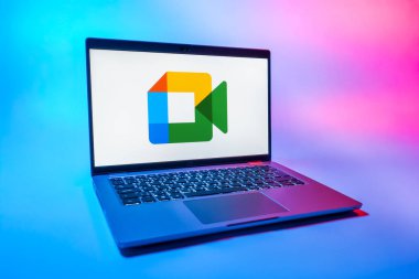 Prag, Çek Cumhuriyeti - 08 01 2025: Google Meet logosunu gösteren bir dizüstü bilgisayar. Google Meet video toplantıları ve çevrimiçi işbirliği için bir platformdur.