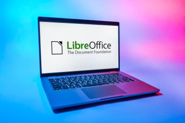 Prag, Çek Cumhuriyeti - 08 01 2025: LibreOffice logosunu gösteren bir dizüstü bilgisayar. LibreOffice, dokümanlar, hesap tabloları ve sunumlar oluşturmak için özgür bir yazılım takımıdır..