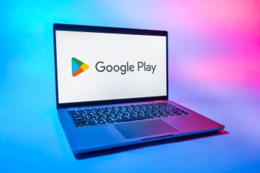 Prag, Çek Cumhuriyeti - 08 01 2025: Tek tip arka planda bir dizüstü bilgisayar Google Play logosunu gösterir. Google Play uygulamaları, oyunları ve dijital içeriği indirmek için bir platformdur.