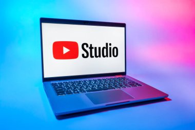 Prag, Çek Cumhuriyeti - 08 01 2025: Üniforma arka planda bir dizüstü bilgisayar Youtube Stüdyo logosunu gösterir. Youtube Studio YouTube kanallarını yönetmek ve analiz etmek için bir platformdur.