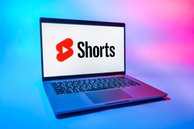Prag, Çek Cumhuriyeti - 08 01 2025: Tek tip arkaplanda bir dizüstü bilgisayar Youtube Shorts logosunu gösterir. Youtube Shorts kısa form video içeriği için bir platformdur.