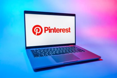 Prag, Çek Cumhuriyeti - 08 01 2025: Pinterest logosunu gösteren bir dizüstü bilgisayar. Pinterest fikirleri görsel olarak keşfetmek ve kaydetmek için bir platformdur..