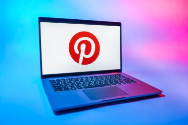 Prag, Çek Cumhuriyeti - 08 01 2025: Pinterest logosunu gösteren bir dizüstü bilgisayar. Pinterest fikirleri görsel olarak keşfetmek ve kaydetmek için bir platformdur..