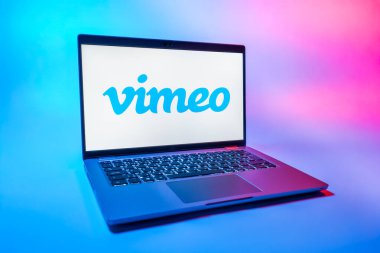 Prag, Çek Cumhuriyeti - 08 01 2025: Tek tip arka planda bir dizüstü bilgisayar Vimeo logosunu gösterir. Vimeo, yüksek kaliteli video sunucu ve paylaşımı için bir platformdur.
