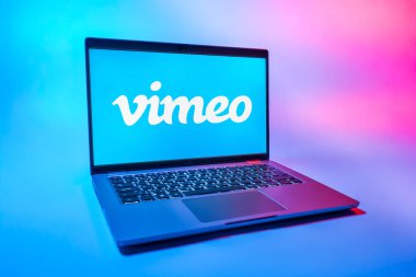 Prag, Çek Cumhuriyeti - 08 01 2025: Tek tip arka planda bir dizüstü bilgisayar Vimeo logosunu gösterir. Vimeo, yüksek kaliteli video sunucu ve paylaşımı için bir platformdur.