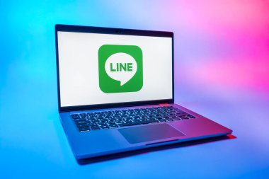 Prag, Çek Cumhuriyeti - 08 01 2025: Uniforma arka planda bir dizüstü bilgisayar Line logosunu gösterir. Line aramalar, mesajlar ve çokluortam paylaşımı için bir mesajlaşma uygulamasıdır.
