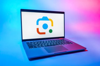 Prag, Çek Cumhuriyeti - 08 01 2025: Tek tip arka planda bir dizüstü bilgisayar Google Lens logosunu gösterir. Google Lens, resimlerdeki görsel arama ve bilgi için kullanılan bir araçtır..