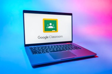 Prag, Çek Cumhuriyeti - 08 01 2025: Tek tip arkaplanda bir dizüstü bilgisayar Google Sınıfı logosunu gösterir. Google Sınıfı, sınıfları ve eğitim içeriğini yönetmek için bir platformdur.