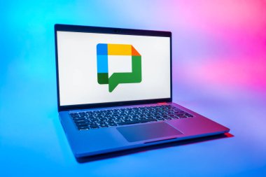 Prag, Çek Cumhuriyeti - 08 01 2025: Google Chat logosunu gösteren bir dizüstü bilgisayar. Google Chat mesajlaşma ve takım işbirliği için bir platformdur.