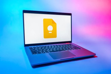 Prag, Çek Cumhuriyeti - 08 01 2025: Google Keep logosunu gösteren bir dizüstü bilgisayar. Google Keep notlar, listeler ve hatırlatıcılar için bir platformdur.