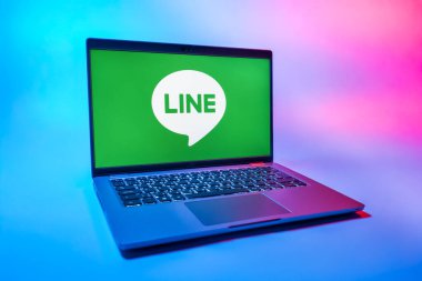 Prag, Çek Cumhuriyeti - 08 01 2025: Uniforma arka planda bir dizüstü bilgisayar Line logosunu gösterir. Line aramalar, mesajlar ve çokluortam paylaşımı için bir mesajlaşma uygulamasıdır.