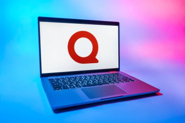 Prag, Çek Cumhuriyeti - 08 01 2025: Quora logosunu gösteren bir dizüstü bilgisayar. Quora soru sormak ve bilgi paylaşmak için bir platformdur..