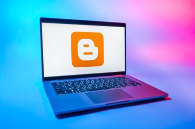 Prag, Çek Cumhuriyeti - 08 01 2025: Üniforma arka planda bir dizüstü bilgisayar Blogger logosunu gösterir. Blogger blog oluşturma ve yayınlama için bir platformdur.