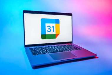 Prag, Çek Cumhuriyeti - 08 01 2025: Tek bir arkaplanda bir dizüstü bilgisayar Google Takvim logosunu gösterir. Google Takvimi olayları zamanlamak ve yönetmek için bir platformdur.
