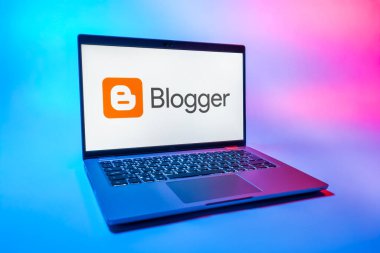 Prag, Çek Cumhuriyeti - 08 01 2025: Üniforma arka planda bir dizüstü bilgisayar Blogger logosunu gösterir. Blogger blog oluşturma ve yayınlama için bir platformdur.