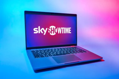 Prag, Çek Cumhuriyeti - 08 01 2025: Üniforma arka planda bir dizüstü bilgisayar SkyShowtime logosunu gösteriyor. SkyShowtime, sinema ve televizyon dizileri için bir yayın platformudur..