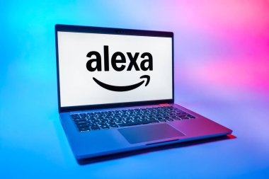 Prag, Çek Cumhuriyeti - 08 01 2025: Tek tip arkaplanda bir dizüstü bilgisayar Alexa logosunu gösteriyor. Alexa akıllı aygıtlar ve servisler için ses asistanıdır.