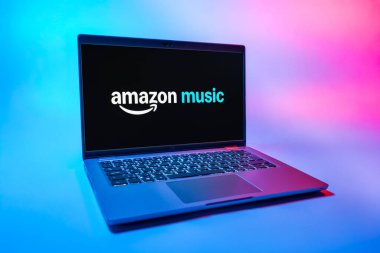 Prag, Çek Cumhuriyeti - 08 01 01 2025: Tek tip arka planda bir dizüstü bilgisayar Amazon Müzik logosunu gösteriyor. Amazon Müzik müzik müzik için bir platformdur..