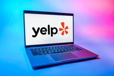 Prag, Çek Cumhuriyeti - 08 01 2025: Yelp logosunu gösteren bir dizüstü bilgisayar. Yelp yerel işletmeleri bulmak ve incelemek için bir platformdur.