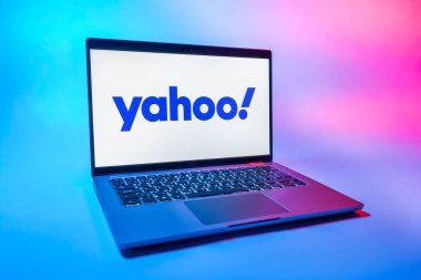 Prag, Çek Cumhuriyeti - 08 01 2025: Üniforma arka planda bir dizüstü bilgisayar Yahoo logosunu gösteriyor. Yahoo haber, e-posta ve internet hizmetleri için bir platformdur..