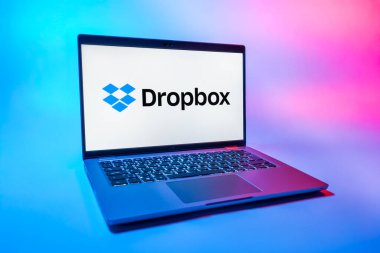 Prag, Çek Cumhuriyeti - 08 01 2025: Tek tip arka planda bir dizüstü bilgisayar Dropbox logosunu gösterir. Dropbox bulut depolama ve dosya paylaşımı için bir platformdur.