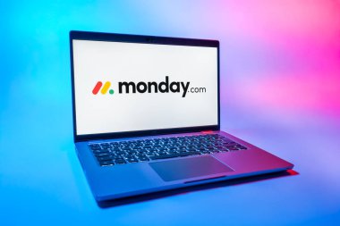 Prag, Çek Cumhuriyeti - 08 01 2025: Monday.com logosunu gösteren bir dizüstü bilgisayar. Monday.com proje yönetimi ve takım işbirliği için bir platformdur.