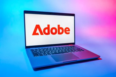 Prag, Çek Cumhuriyeti - 08 01 2025: Tek bir arkaplanda bir dizüstü bilgisayar Adobe logosunu gösterir. Adobe yaratıcı araçlar ve hizmetler sunan bir yazılım şirketidir..