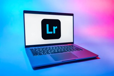 Prag, Çek Cumhuriyeti - 08 01 2025: Lightroom logosunu gösteren bir dizüstü bilgisayar. Lightroom fotoğraf düzenleme ve yönetim için bir yazılımdır..