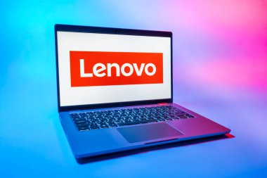 Prag, Çek Cumhuriyeti - 08 01 2025: Tek tip arkaplanda bir dizüstü bilgisayar Lenovo logosunu gösteriyor. Lenovo bilgisayar ve elektronik üreten bir teknoloji şirketidir..