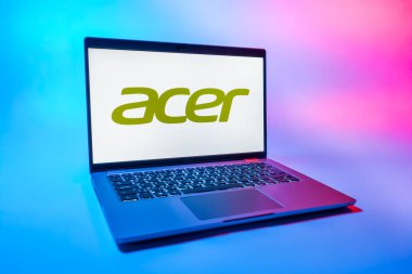 Prag, Çek Cumhuriyeti - 08 01 2025: Tek bir arkaplanda bir dizüstü bilgisayar Acer logosunu gösterir. Acer bilgisayar ve elektronik üreten bir teknoloji şirketidir..
