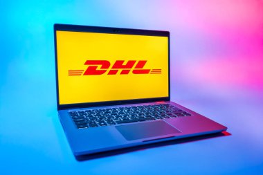 Prag, Çek Cumhuriyeti - 08 01 2025: DHL logosunu gösteren bir dizüstü bilgisayar. DHL uluslararası nakliye hizmeti sunan bir lojistik şirketidir..