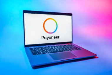 Prag, Çek Cumhuriyeti - 08 01 2025: Tek tip arkaplanda bir dizüstü bilgisayar Payonez logosunu gösterir. Paeveryone, küresel online ödemeler ve para transferleri için bir platformdur.