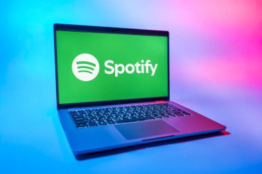 Prag, Çek Cumhuriyeti - 08 01 2025: Tek tip arkaplanda bir dizüstü bilgisayar Spotify logosunu gösterir. Spotify müzik dinlemek ve keşfetmek için bir platformdur.