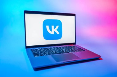 Prag, Çek Cumhuriyeti - 08 01 2025: VK logosunu gösteren bir dizüstü bilgisayar. VK, içeriği bağlamak ve paylaşmak için bir sosyal medya platformudur..