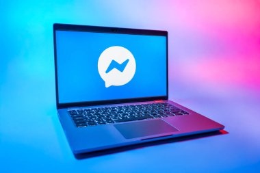 Prag, Çek Cumhuriyeti - 08 01 2025: Uniforma arka planda bir dizüstü bilgisayar Messenger logosunu gösterir. Haberci Facebook 'ta mesajlaşma ve sohbet için bir platformdur.