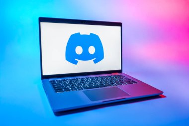 Prag, Çek Cumhuriyeti - 08 01 2025: Tek tip arka planda bir dizüstü bilgisayar Discord logosunu gösterir. Discord ses, video ve metin iletişimi için bir platformdur..