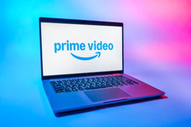 Prag, Çek Cumhuriyeti - 08 01 2025: Tek tip arka planda bir dizüstü bilgisayar Prime video logosunu gösterir. Asal video, filmler ve TV programları için bir yayın platformudur..